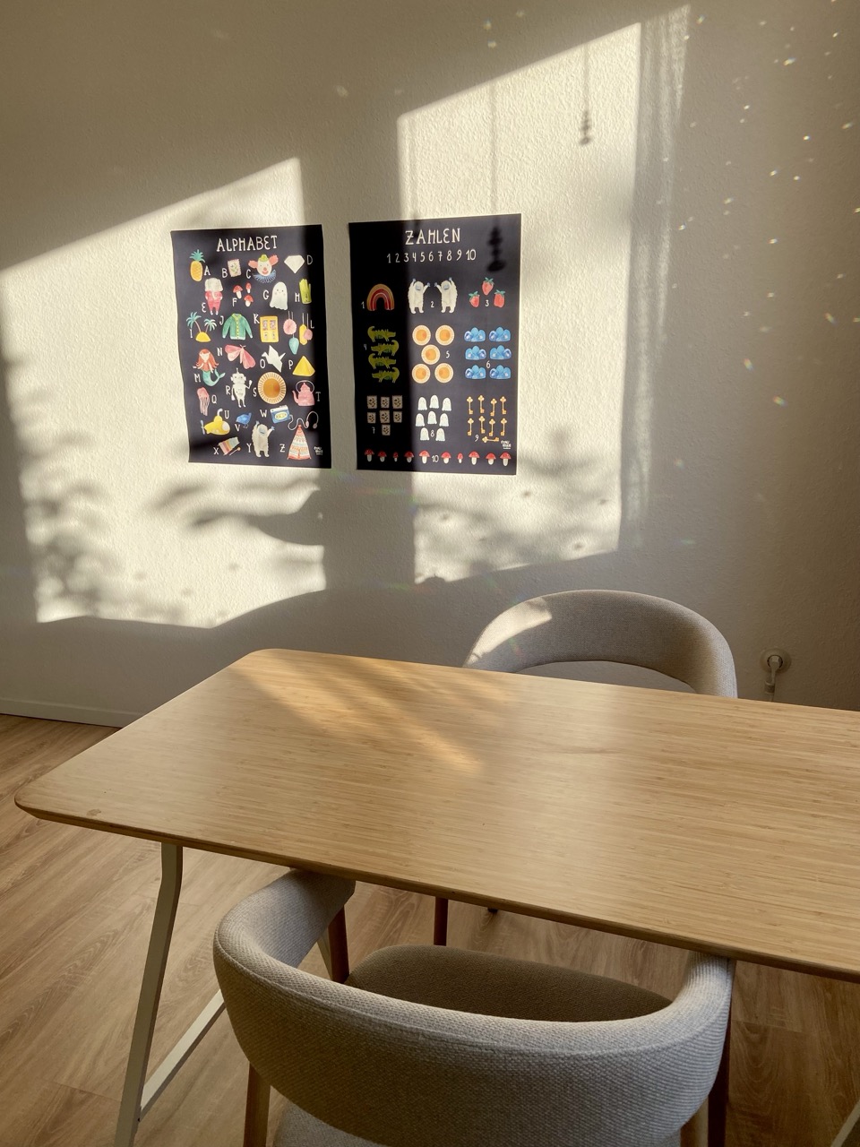 Arbeitsplatz mit Lernpostern